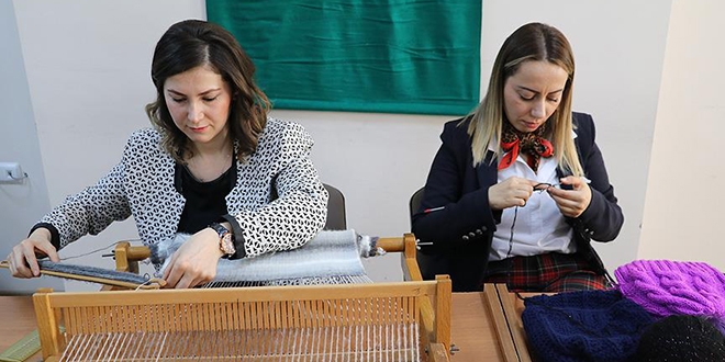 Öğrencilerini ısıtmak için atkı ve bere örüyorlar