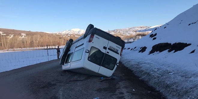 Sivas'ta minibüs devrildi: 16 yaralı