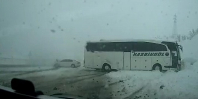 Bingöl'deki trafik kazası araç kamerasına yansıdı
