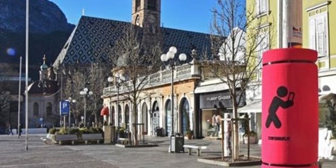 Cep telefonuna bakarak yürüyenler için özel direk