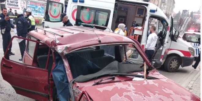 Balıkesir'de otobüs ile otomobil çarpıştı: 1 ölü