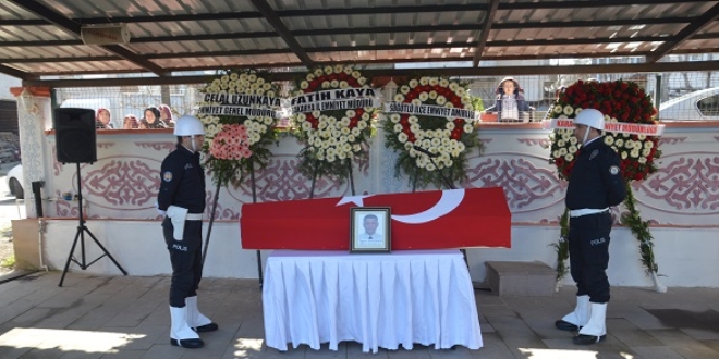 Evinde ölü bulunan polis memuru son yolculuğa uğurlandı