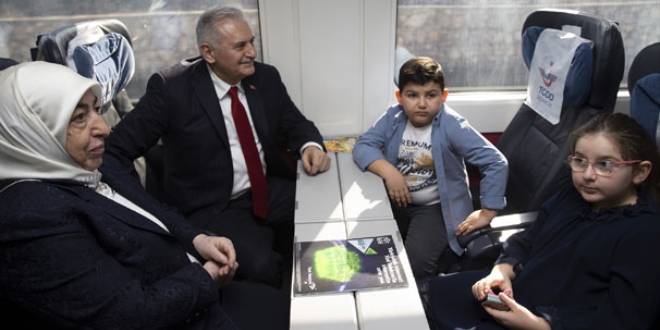Görevi devreden Yıldırım, İstanbul'a hızlı tren ile gitti