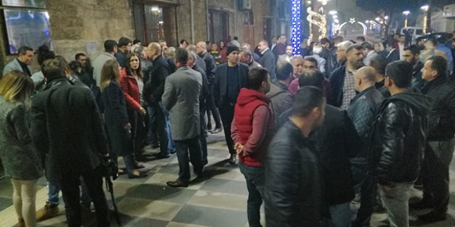 Haberi alan partililier, belediye önünde toplandı