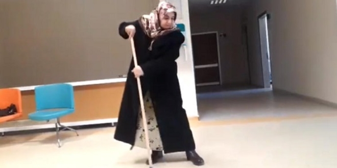 Muayene için geldiği hastanede temizlik yaptı