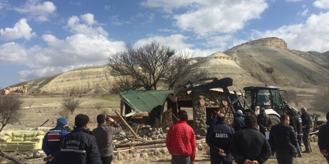 Kapadokya'da, peribacaları yakınındaki yapıların yıkımı sürüyor