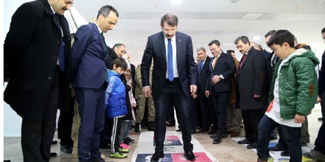 Vali, projeyi 'seksek' oynayarak başlattı