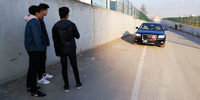 Belediye başkanının makam aracıyla okula gittiler