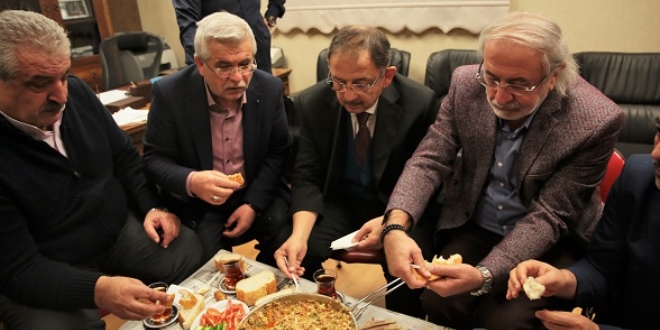 Özhaseki'den esnafa soğanlı menemen