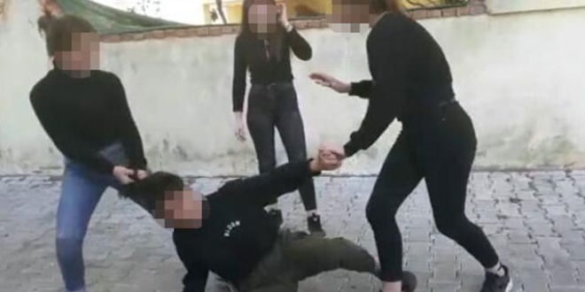 3 kız öğrenci dehşet saçtı: Dövdüler ve kaydettiler