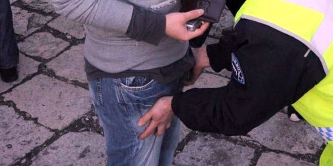Üst araması yapan 2 polis hırsızlıktan tutuklandı