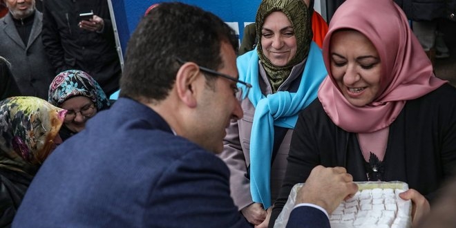 AK Parti standından İmamoğlu'na lokum ikramı