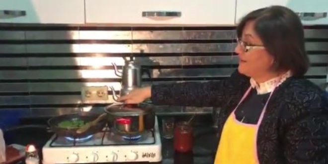 Başkan Şahin, misafiri olduğu öğrencilere yemek yaptı