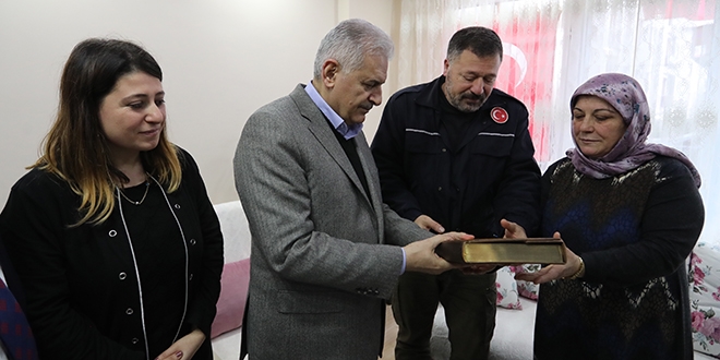 Binali Yıldırım'dan şehit ailesine ziyaret