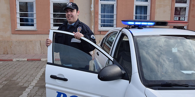 Hayali gerçekleşti, bir günlüğüne trafik polisi oldu