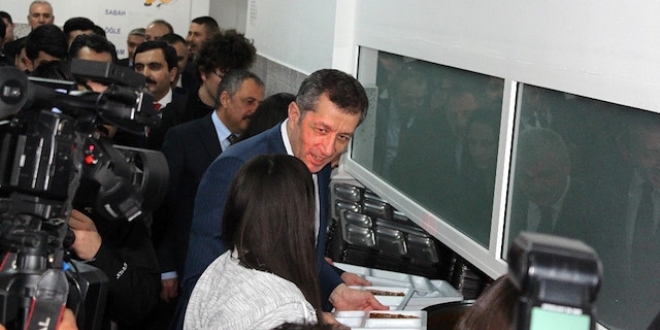 Bakan Selçuk, öğrencilerle sıraya girerek yemek aldı