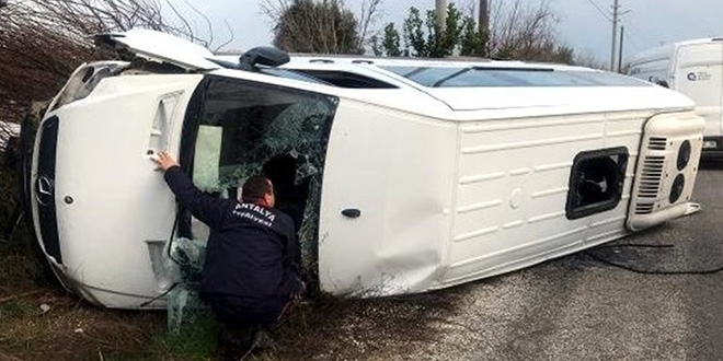 Öğrenci servis minibüsü devrildi: 1 ölü, 3 yaralı