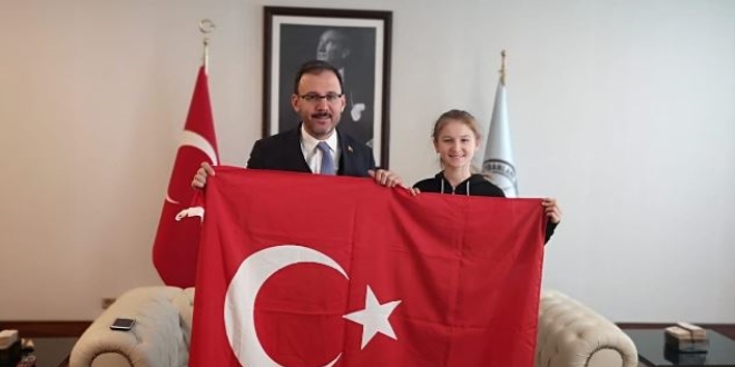 Spor Bakanı bayrağımızı öne çıkaran Selen ile bir araya geldi