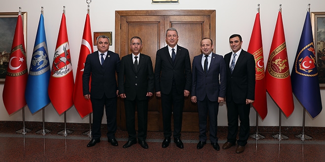 Bakan Akar, emekli uzmanlarla bir araya geldi