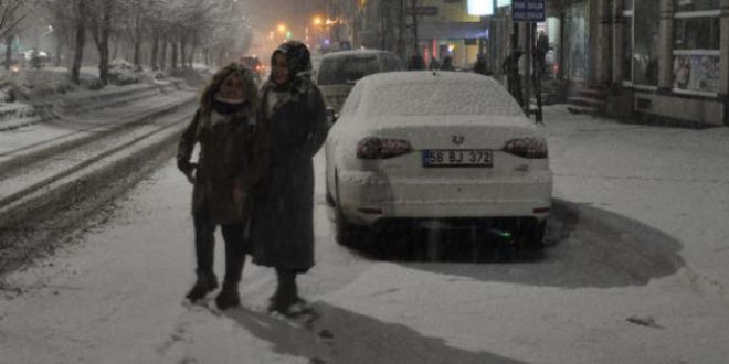 Yüksekova'da kar yağışı etkisini arttırdı