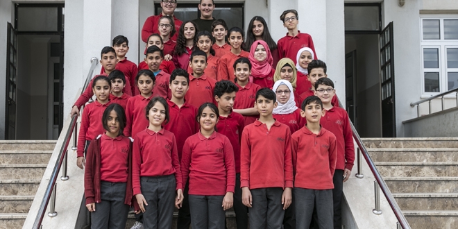 Bu okulda, 17 ikiz ve 3 de üçüz eğitim görüyor