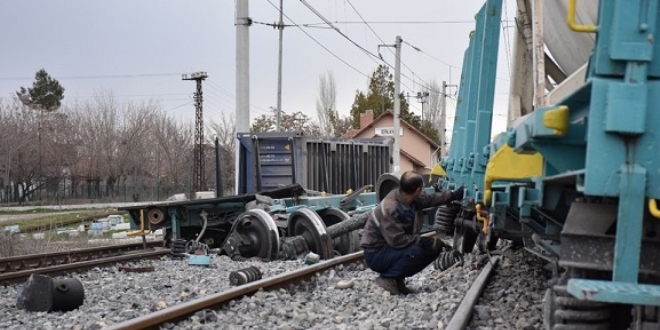 Lokomotiften ayrılan vagonlar yük trenine çarptı