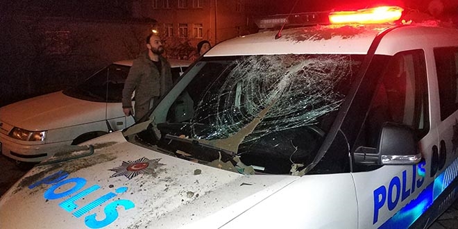 Polis aracına saksı ile saldırı