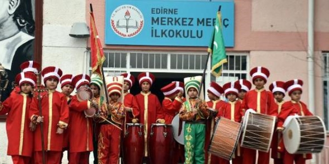 Öğrencilerin devamsızlığı, mehter takımıyla önlendi