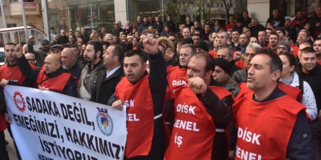 Karşıyaka Belediyesi işçilerinden maaş eylemi