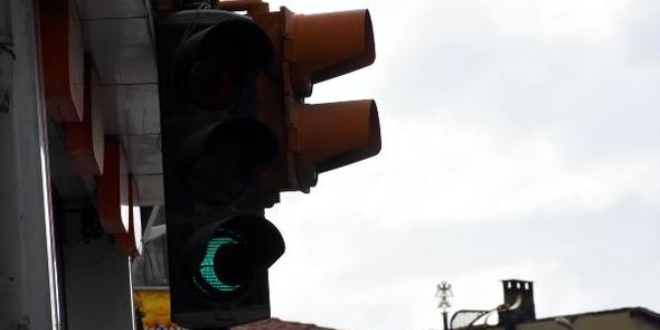 Trafik lambalarındaki yeşil ışıklar 'hilal' şeklini aldı