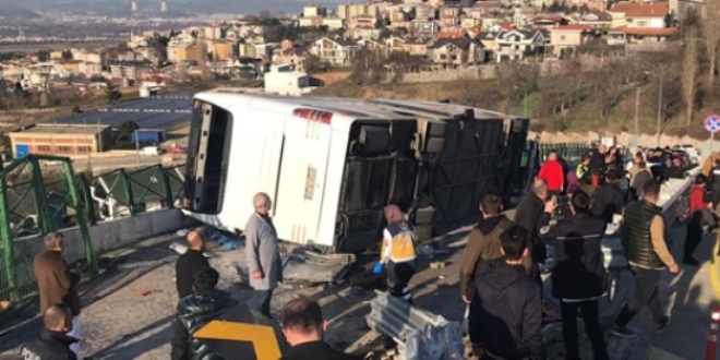 Uludağ yolunda öğrencileri taşıyan otobüs devrildi