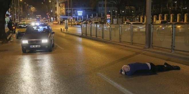 Yolun ortasına yattı ve dakikalarca kalkmadı
