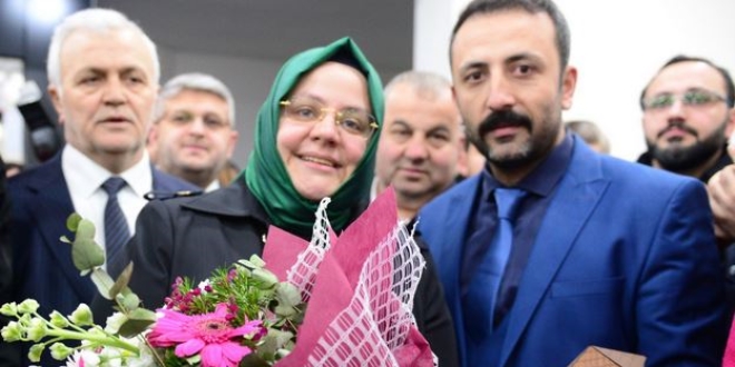 Bakan Selçuk, Alo 170'de çağrı cevapladı