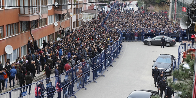 Kura çekimini soğukta saatlerce ekrandan takip ettiler