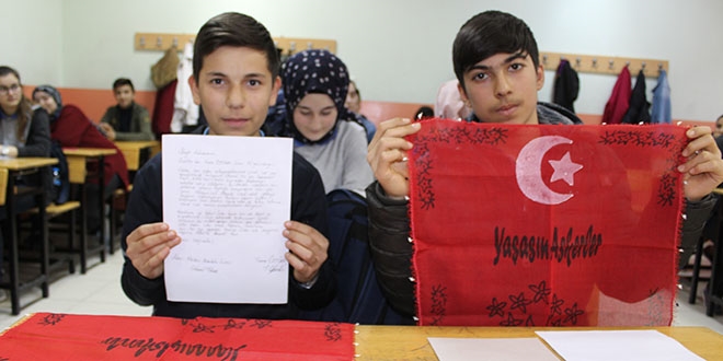 Öğrencilerden Mehmetçik'e mendilli mektup