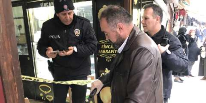 Tüfeği 'doldur boşalt' yaparken arkadaşını vurdu