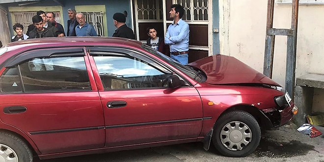 Fren yerine gaza basınca direğe çarptı: 7 yaralı