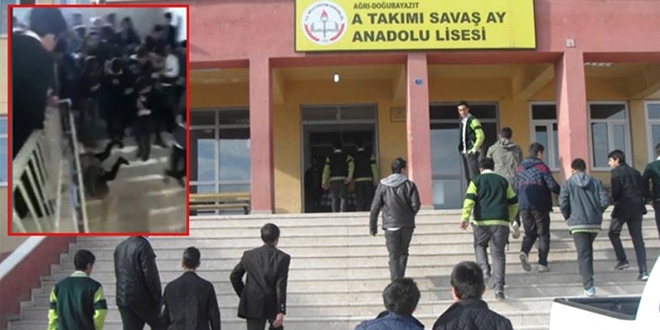 Öğrenciler kavga etti, müdür merdivenden yuvarlandı!