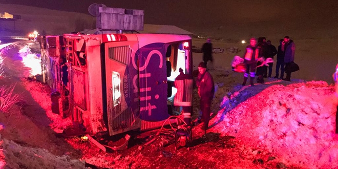Bayburt'ta yolcu otobüsü şarampole devrildi: 2 ölü
