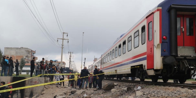 Raylarda kulaklıkla müzik dinlerken, tren çarptı