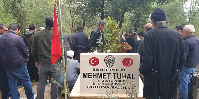 Şehit babasının naaşı oğlunun yanına defnedildi