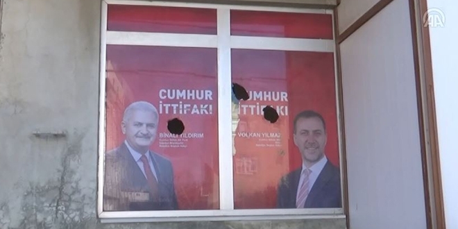 Seçim bürosunu taşlayan 4 kişi gözaltına alındı