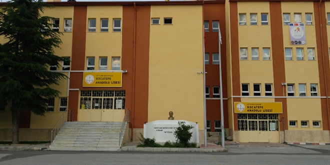 Pankart açılan okulun müdürü'nden açıklama