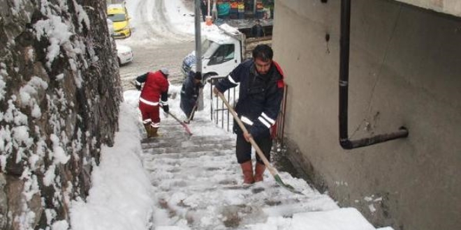 Bitlis'te temizlik işçilerinin kar mesaisi