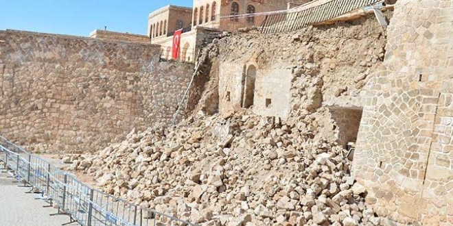 İstinat duvarı yıkıldı, tarihi mescid ortaya çıktı