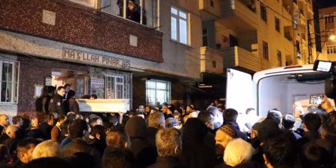 Toplanan kalabalık anne-kız cinayetine tepki gösterdi