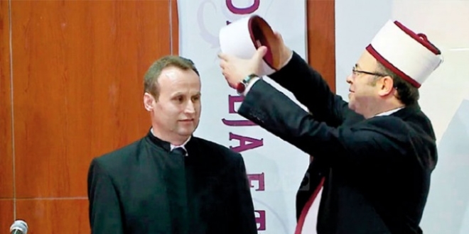 Arnavutluk FETÖ'den bir türlü vazgeçmiyor!