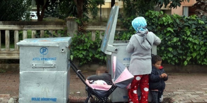 Çöpte yiyecek arıyor gibi yapan kadın esnafı bıktırdı