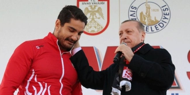 Taha Akgül artık yüksek lisans mezunu