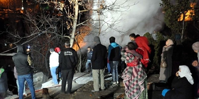 Ankara'da gecekondu yangını: 20 kişi evsiz kaldı